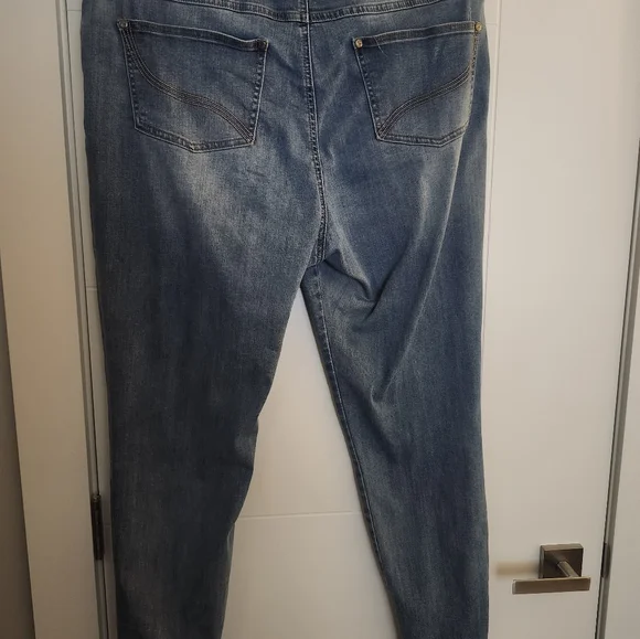 Distressed Blue Ribkoff Jeans With Sparkle! - Picture 4 of 4